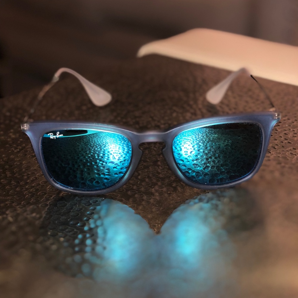Ray Ban: Blue rim and blue lenses. RB 4221 6170/55